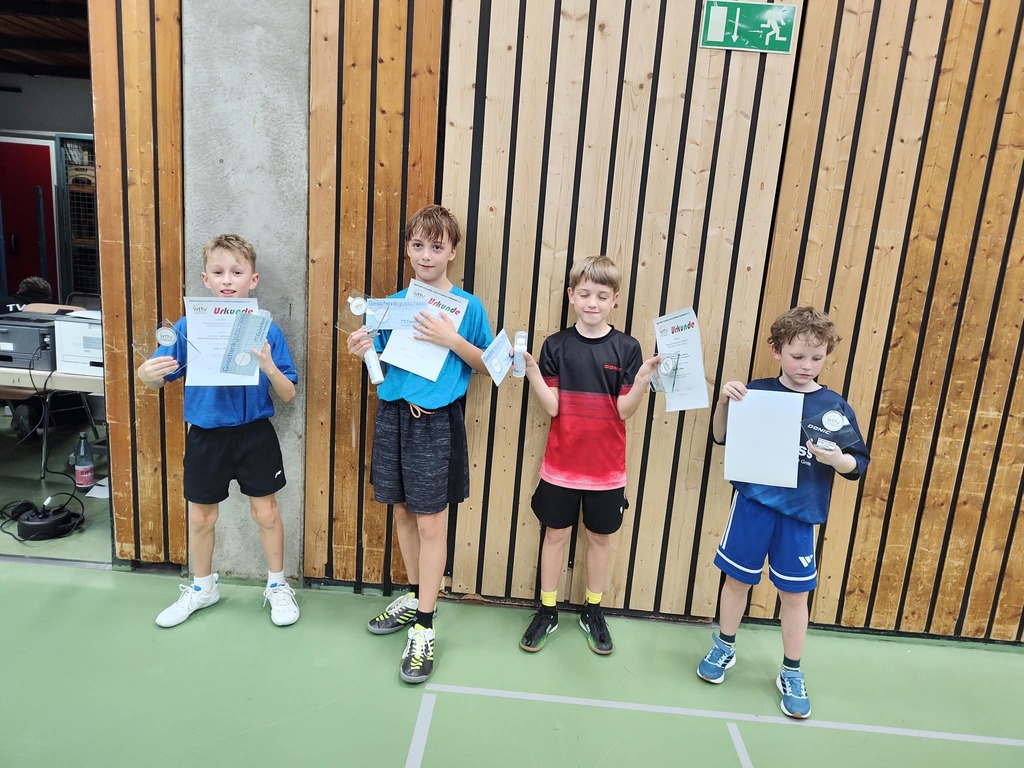 U11 Einzel Leon mit den Erstplatzierten